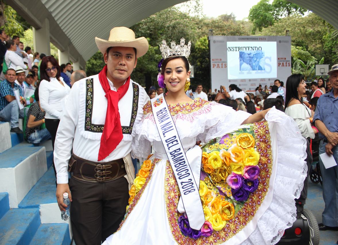 Sergio Medina y la Reina Nacional del Bambuco, Tania Rodríguez.